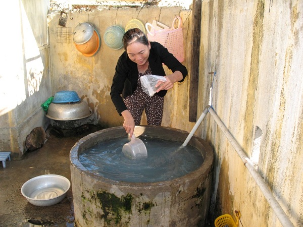 hình ảnh người dân sử dụng nước giếng khoan để sinh hoạt