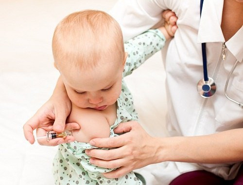 Tiêm vắc xin để đề phòng bệnh sởi ở trẻ sơ sinh